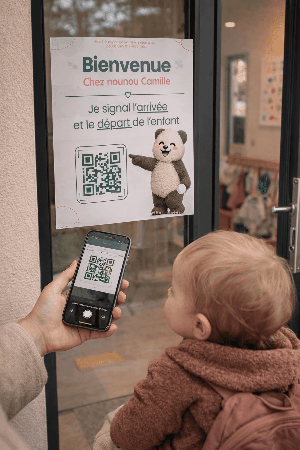Pandi Panda présente le terminal de pointage sur téléphone.