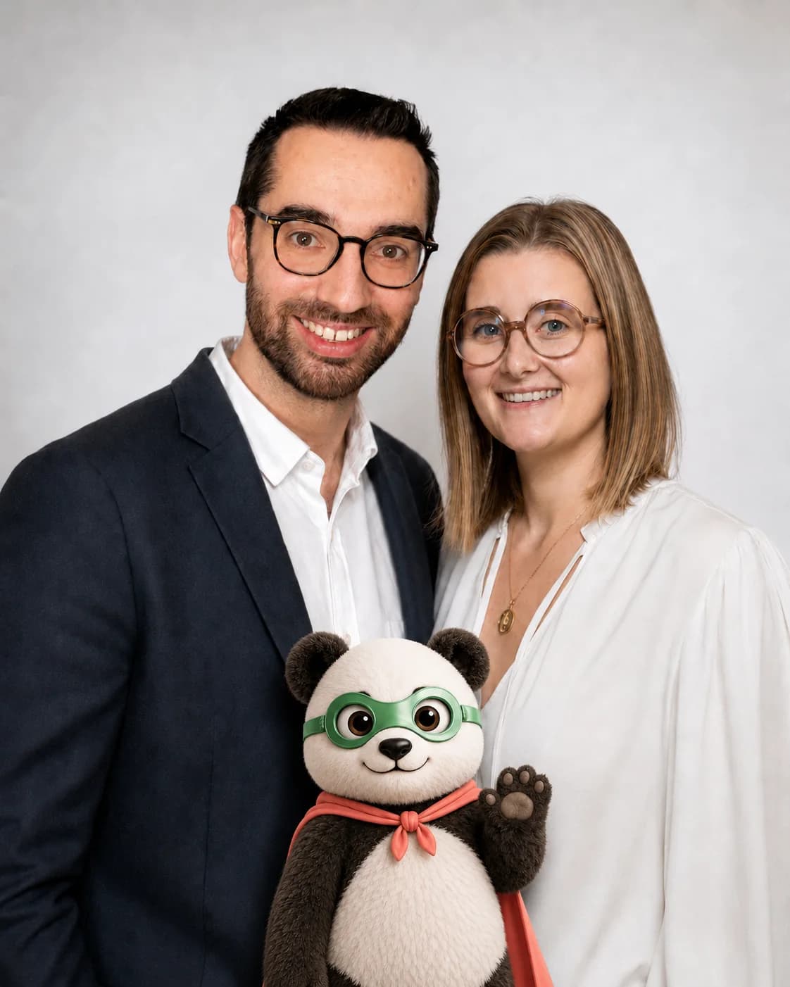Camille et Tristan, fondateurs de Pandi-Panda, avec Pandi.